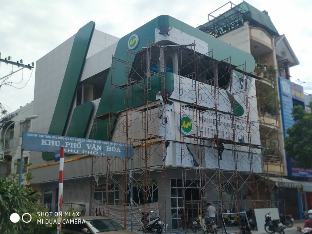 Thi công mặt dựng alu phức tạp