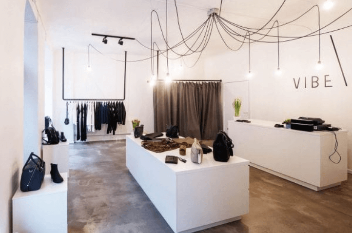 Thiết kế nội thất cửa hàng thời trang với không gian có nhiều ánh sáng