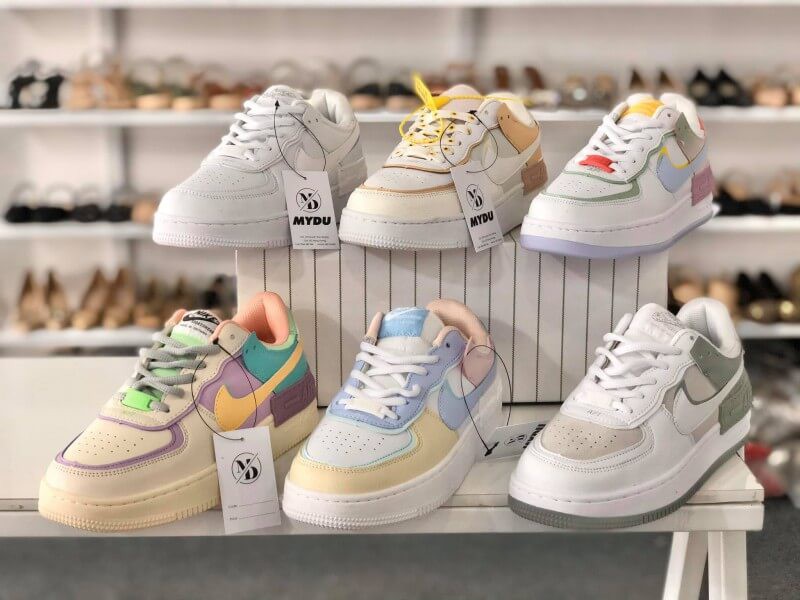 Phong cách truyền thống được nhiều cửa hàng giày thể thao có diện tích vừa và nhỏ áp dụng